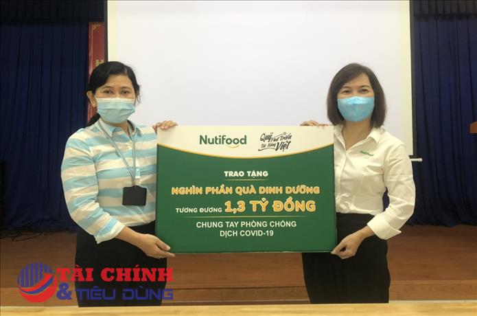 Nutifood và Ông Bầu trao tặng sản phẩm dinh dưỡng trị giá 1,3 tỷ đồng cho CBNV ngành y tế TP.HCM tham gia chống dịch covid-19
