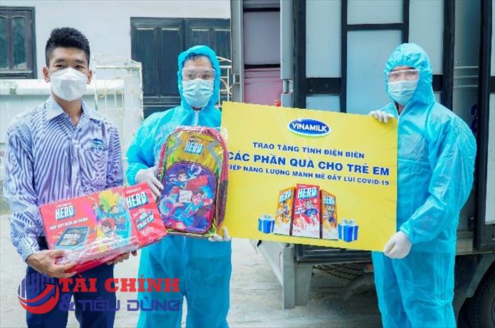 Vinamilk và Quỹ sữa vươn cao Việt Nam trao 8.400 hộp sữa và nhiều quà tặng cho trẻ em đang cách ly do dịch bệnh tại Điện Biên