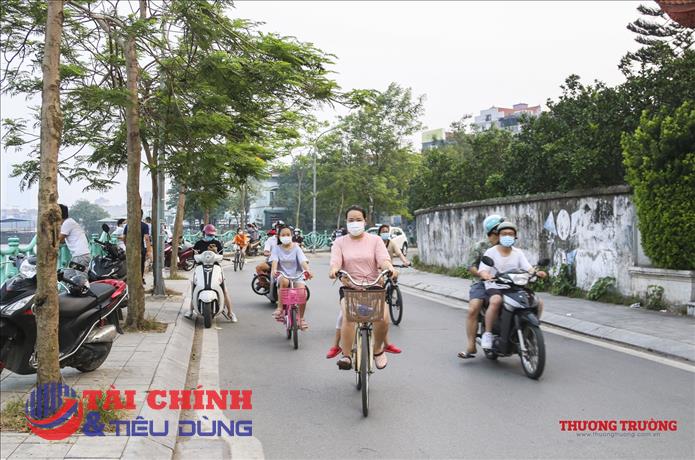 Hà Nội: Người dân vẫn vô tư tập thể dục, đi xe đạp quanh hồ Tây