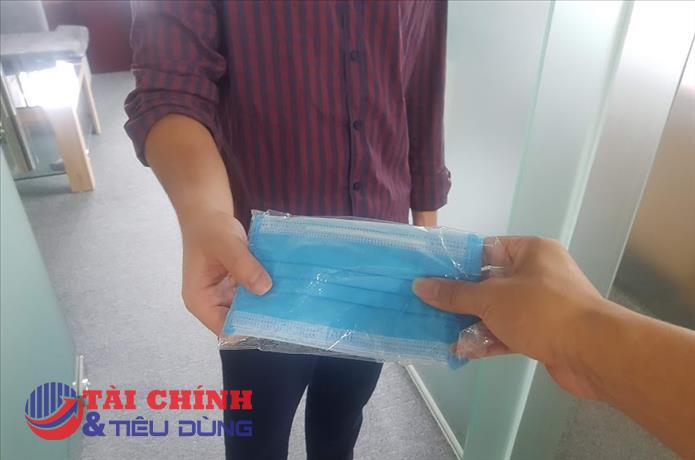 Cảnh báo thủ đoạn phát khẩu trang miễn phí có tẩm thuốc mê để chiếm đoạt tài sản