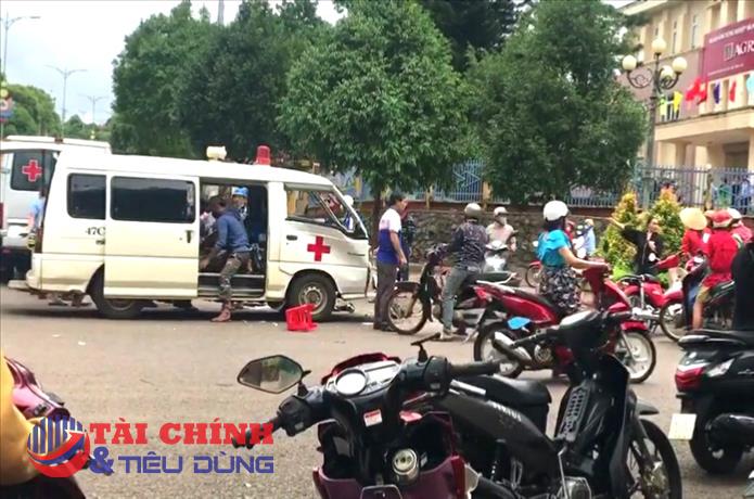 Xe cấp cứu đang chở bệnh nhân bị xe tải tông, tài xế nhập viện