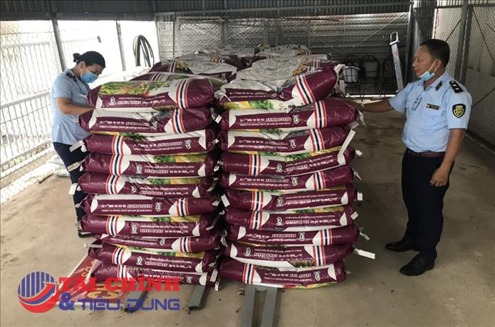 Một hộ kinh doanh phân bón bị xử phạt gần 400 triệu đồng 