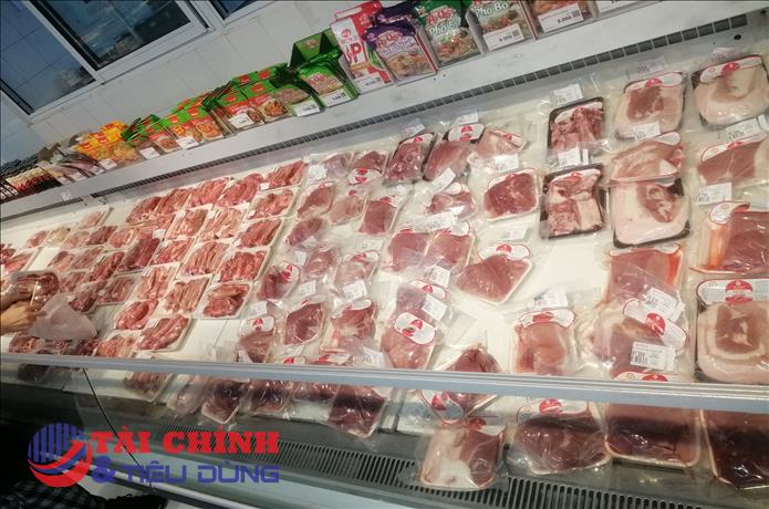 Vì sao nhiều ngày qua giá lợn hơi giảm mạnh, giá thịt lợn bán lẻ vẫn "trên trời"?