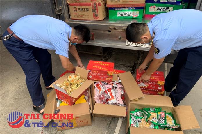 Cận Tết Trung thu, nhiều mặt hàng bánh kẹo, đồ chơi trẻ em "đổ xô" vào thị trường Việt Nam 