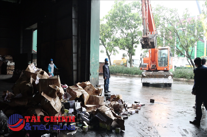 Hà Nội: Tiêu hủy hàng nghìn chai nước hoa vi phạm bị thu giữ tại 91 Hàng Gà