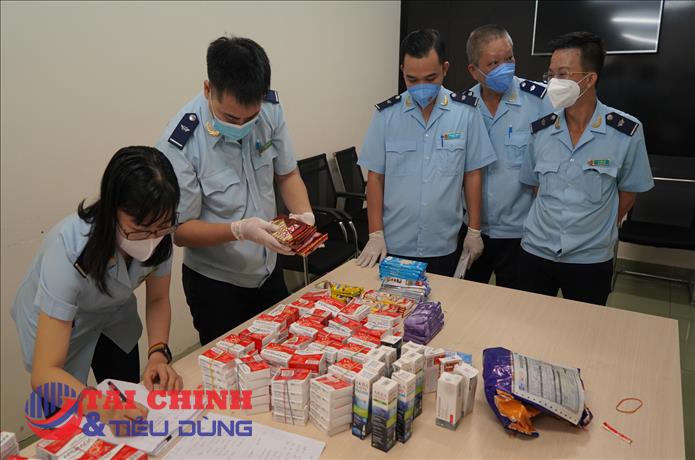 Phát hiện hơn 3.000 viên thuốc hỗ trợ điều trị COVID-19 nhập lậu