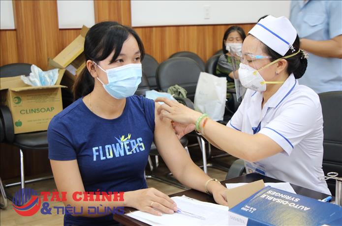 Kiến nghị tiêm vaccine mũi 3 cho 320.000 công nhân ở TP. HCM