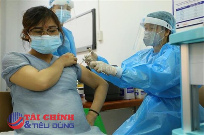 Thủ tướng Chính phủ yêu cầu tăng cường tiêm chủng, kiểm soát biến chủng mới Omicron