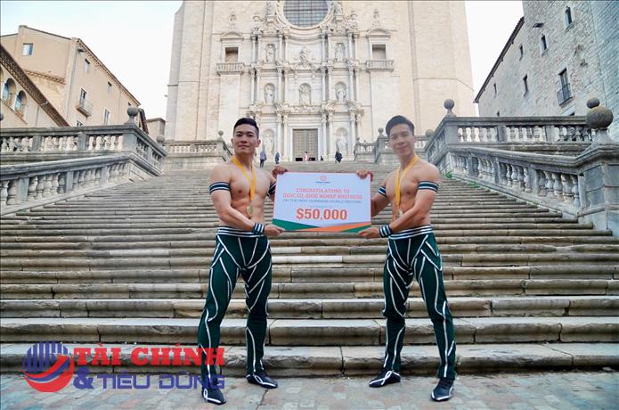 Tập đoàn Hưng Thịnh thưởng nóng hơn 1 tỷ đồng cho hai nghệ sĩ Quốc Cơ, Quốc Nghiệp