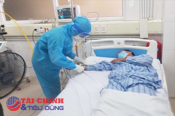 Sáng 28/12, hơn 1.100 bệnh nhân nặng đang thở máy và ECMo