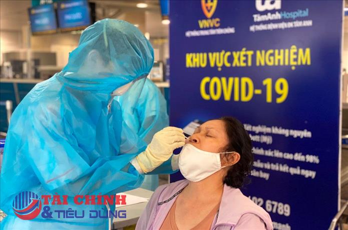 Tính phí test nhanh COVID-19 vào vé máy bay với khách nhập cảnh