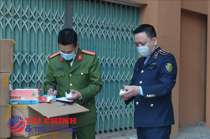 Lào Cai: Phát hiện số lượng lớn thuốc lá điện tử và Nầm lợn không rõ nguồn gốc xuất xứ