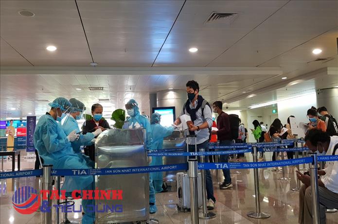Bộ Y tế: Nguy cơ lây lan ca mắc COVID-19 nhiễm biến chủng Omicron ra cộng đồng rất lớn