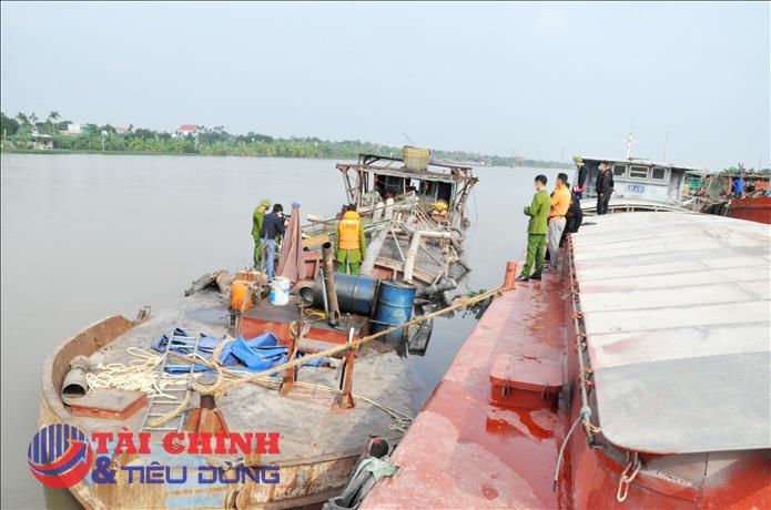 Hải Dương: Bắt giữ tàu khai thác cát trái phép trên sông Thái Bình