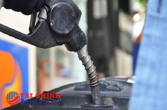 Giá xăng dầu trong nước bị đẩy lên cao trước sức ép giá thế giới?