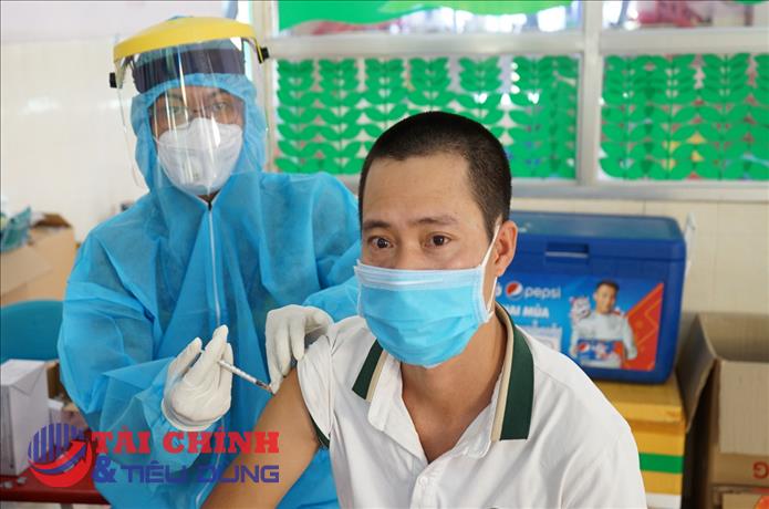 Thủ tướng đề nghị tổ chức tiêm vaccine xuyên Tết Nguyên đán
