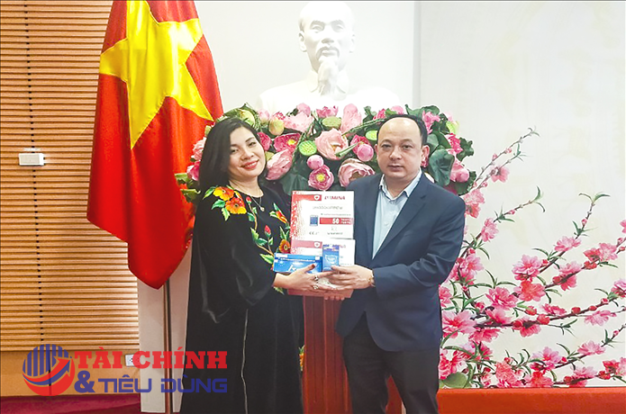 Văn phòng Quốc hội tiếp nhận vật phẩm y tế phục vụ công tác phòng, chống dịch COVID-19