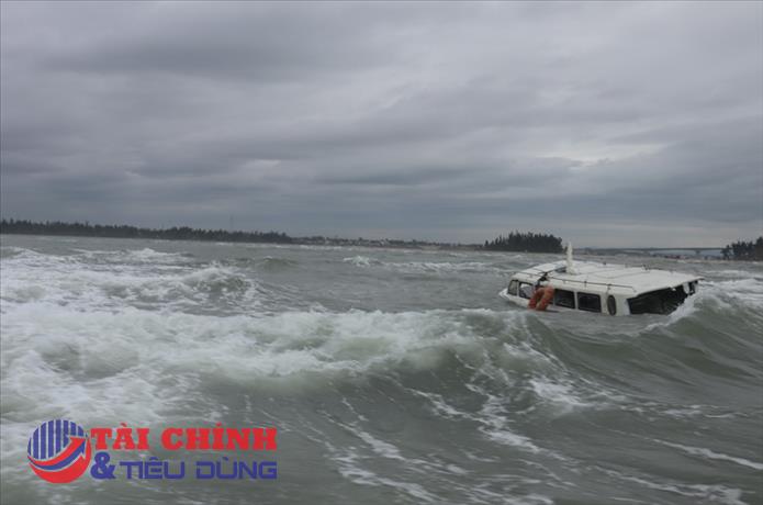 Thủ tướng chỉ đạo khẩn trong vụ chìm ca nô ở biển Cửa Đại