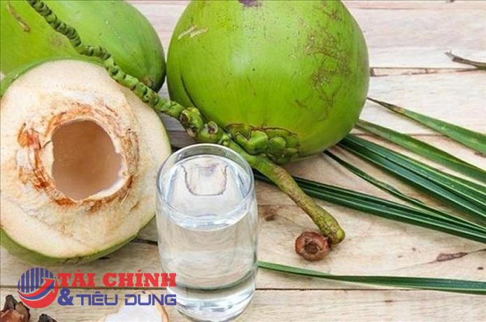 Người mắc COVID-19 có nên uống nước dừa, cà phê hay không?