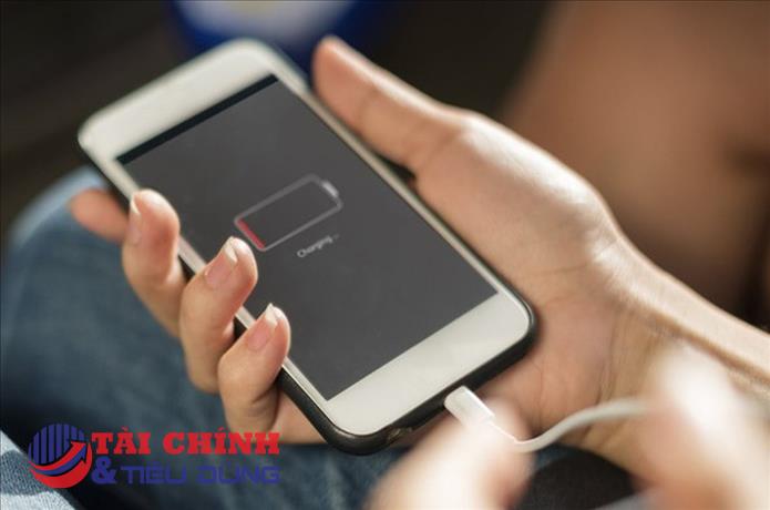 Một phụ nữ ở Hà Tĩnh tử vong nghi do dùng điện thoại khi sạc pin