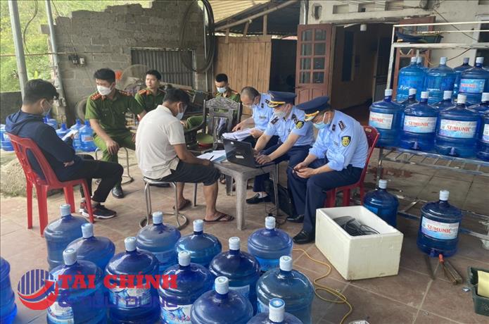 Lạng Sơn: Phát hiện cơ sở sản xuất nước tinh khiết giả mạo nhiều nhãn hiệu