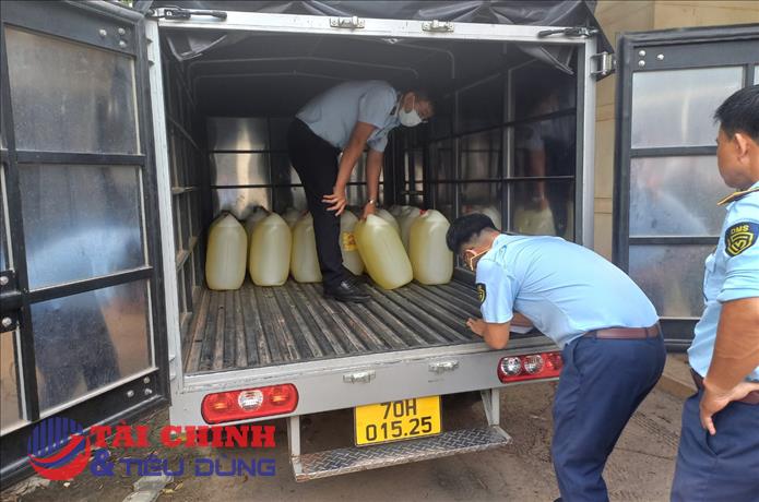 Tây Ninh phát hiện, ngăn chặn xe ô tô tải vận chuyển 600 lít nước rửa chén không rõ nguồn gốc, xuất xứ