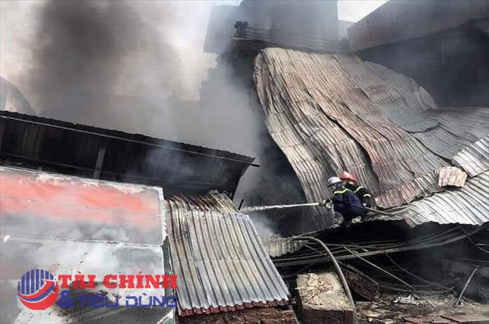 Cháy lớn thiêu rụi 4 xưởng sản xuất tại Hà Nội