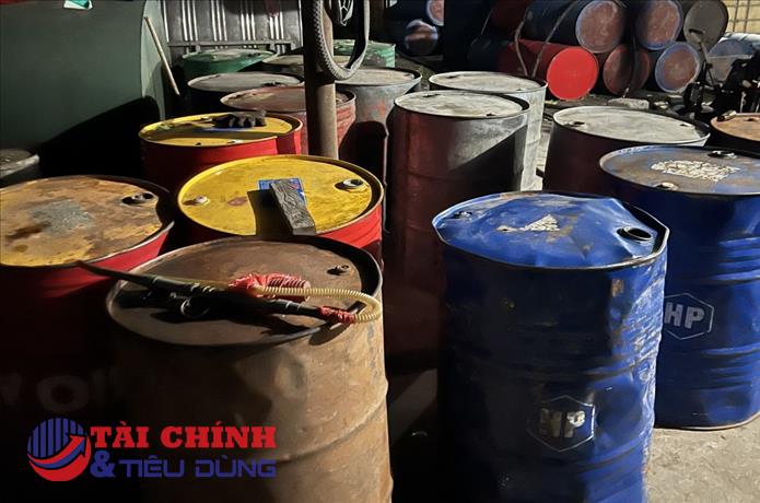 Phát hiện hơn 2.000 lít xăng dầu không rõ nguồn gốc tại Hà Nội