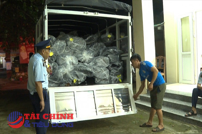 Bắt lô hàng hơn 1,4 tấn vải, chỉ cuộn có dấu hiệu nhập lậu ở Hà Giang