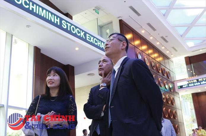 Nhà băng ngóng nới room ngoại