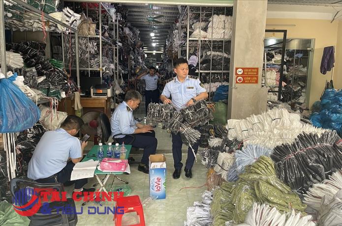 Thu giữ hàng nghìn sản phẩm không rõ nguồn gốc xuất xứ tại Cửa hàng Ruby Thái Nguyên