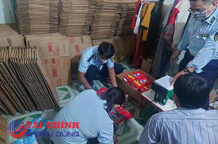 Phát hiện cơ sở san chiết, đóng gói bột giặt giả mạo nhãn hiệu OMO từ bột giặt Surf