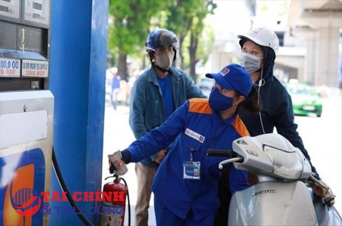 Chính phủ yêu cầu khẩn trương báo cáo phương án điều chỉnh, giảm thuế xăng dầu