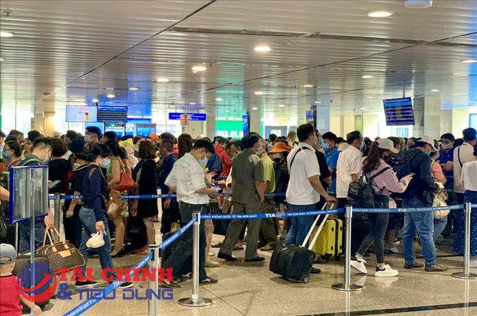 Dịch vụ thu thêm từ 100.000 - 140.000 đồng/chuyến bay để làm thủ tục nhanh: Chiêu "móc túi" khách hàng bất hợp lý