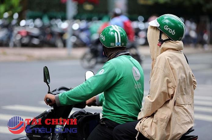 Grab xin lùi thời gian giải trình thu phụ phí nắng nóng