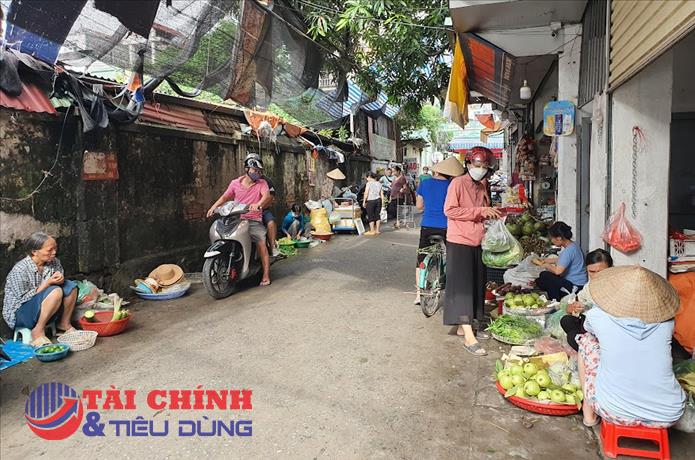 Thị trường Rằm tháng Bảy: Hoa tươi, vàng mã, mâm cỗ đều tăng giá