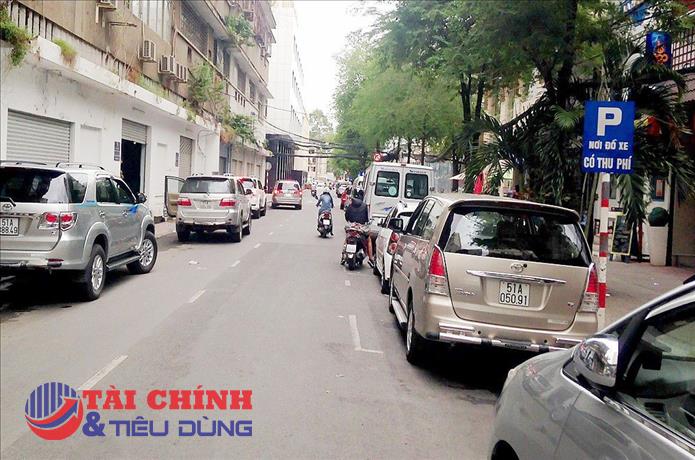 Sở GTVT TP.HCM không đồng ý tạm ngưng thu phí đậu ô tô dưới lòng đường