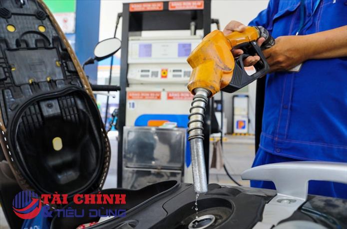 Giá dầu tăng đến 850 đồng/lít, xăng "đứng yên" từ 15h chiều nay