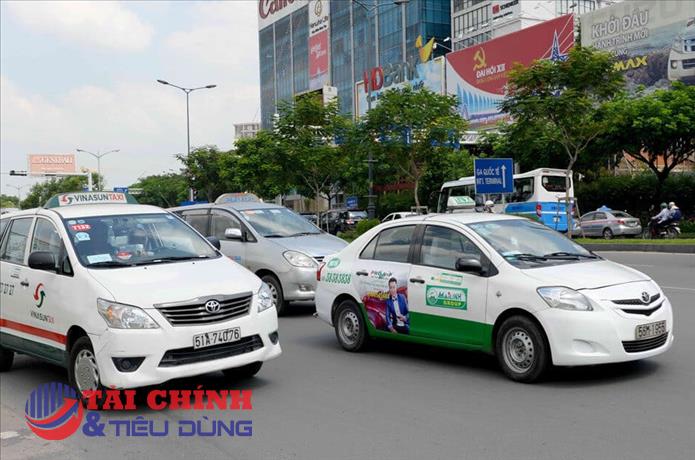 Giá xăng giảm, taxi rục rịch hạ giá, cước vận tải tuyến liên tỉnh vẫn "án binh bất động"