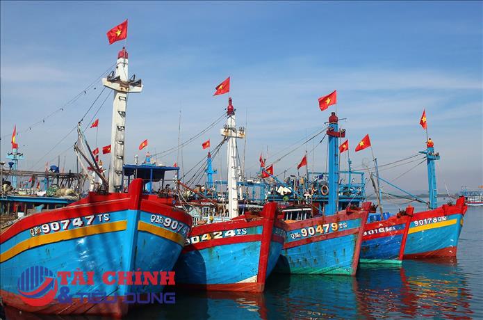 Thời tiết diễn biến xấu, Quảng Ninh dừng cấp phép cho tàu thuyền ra khơi