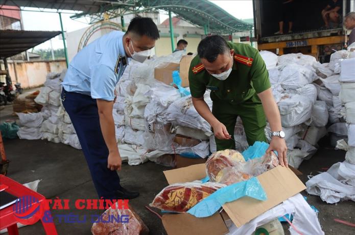 Phát hiện hơn 86 tấn thực phẩm đông lạnh không rõ nguồn gốc xuất xứ đang trên đường đi tiêu thụ