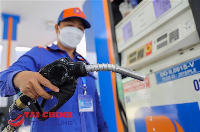 Giá xăng tiếp tục giảm hơn 1.000 đồng/lít