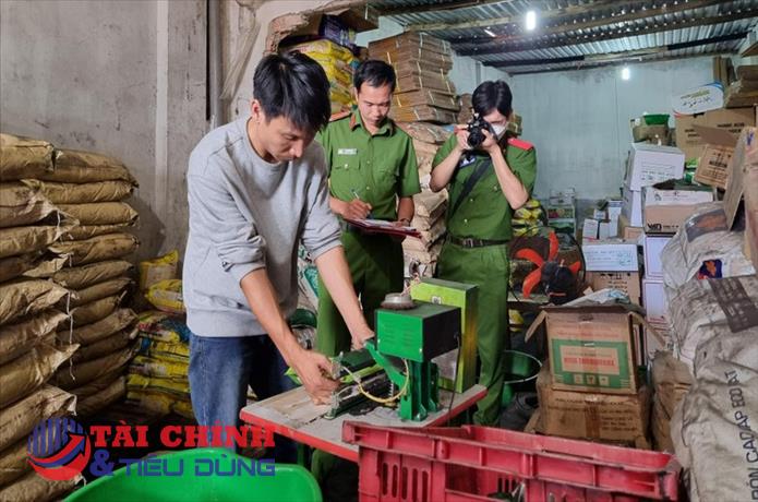 Bắt quả tang 1 công ty 'phù phép' phân bón Trung Quốc thành phân bón Mỹ