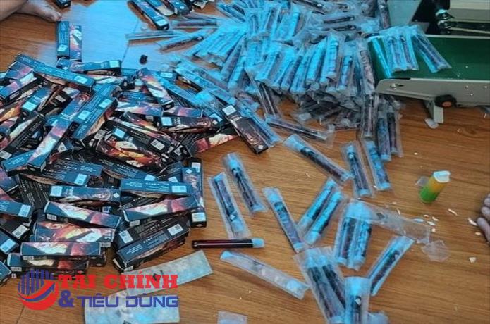 Hà Nội: Phát hiện cơ sở nghi làm giả hàng nghìn thuốc lá điện tử