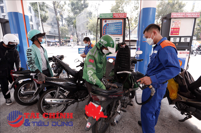 Giá xăng nhập giảm xuống dưới 20.000 đồng/lít