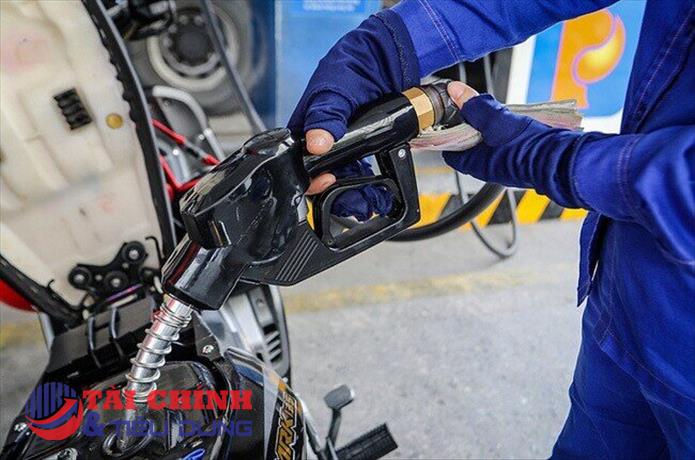 Giá xăng giảm mạnh về gần 21.000 đồng/lít