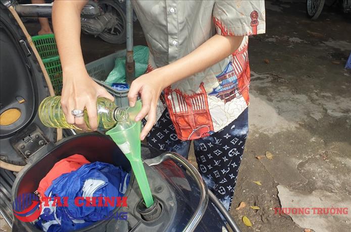 TP.HCM: Người bán xăng lẻ ven đường tiết lộ cách mua số lượng lớn về đóng chai bán 30.000 đồng/lít