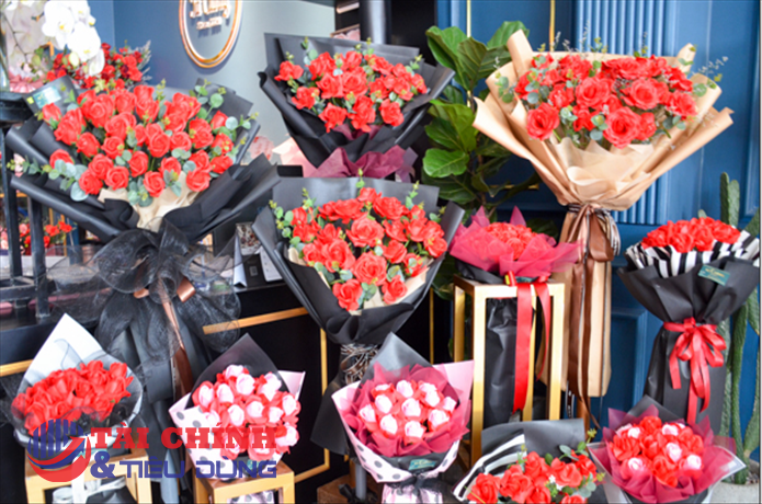 Cận kề dịp 20/10: Thị trường quà tặng sôi động, giá hoa nhích từng ngày