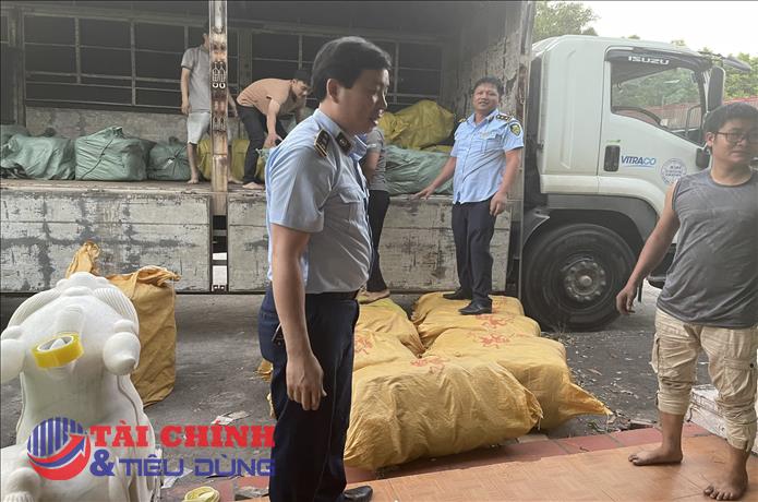 Hải Dương: Phát hiện hàng chục tấn quần áo không rõ nguồn gốc, xuất xứ
