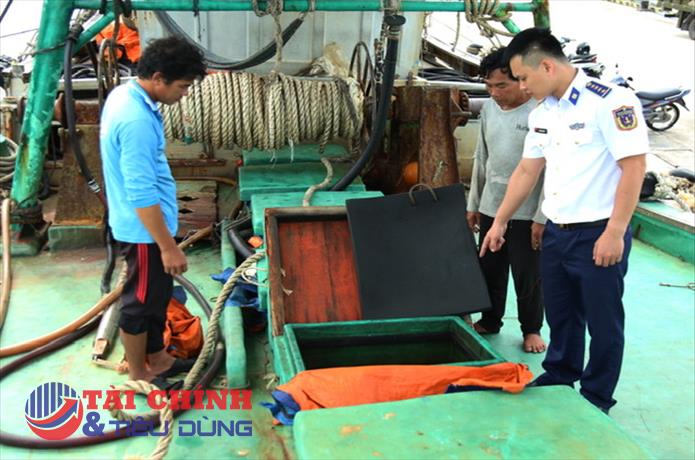 Bắt giữ hai tàu cá vận chuyển 100.000 lít dầu DO không rõ nguồn gốc